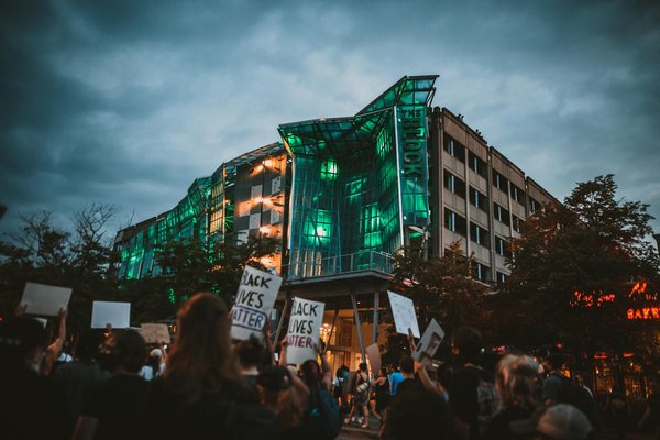 Exploration des Thèmes de l'Identité et de la Mémoire dans les Romans Graphiques : Une Plongée Visuelle